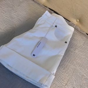 Size 6. brand new KUT brand white denim shorts